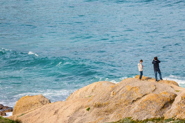 Отец и сын наслаждаются видом на океан — стоковое фото