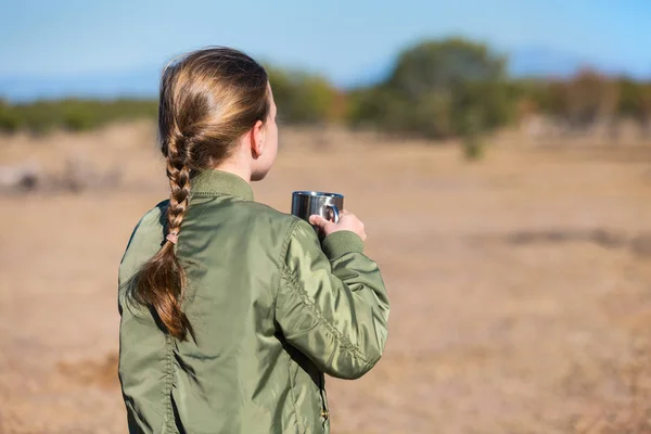 Malá holčička na safari — Stock fotografie