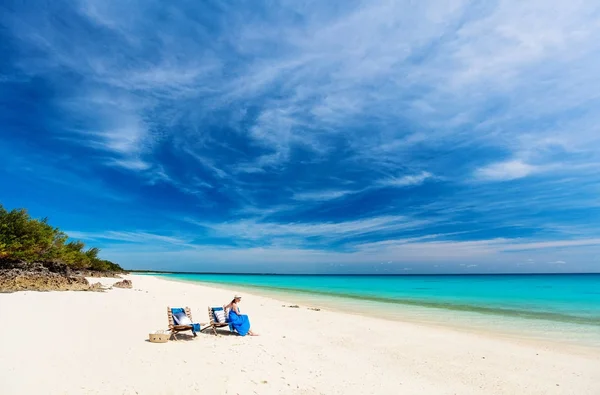 Ung kvinna avkopplande på stranden — Stockfoto