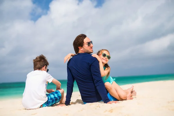 Vater mit Kindern am Strand — Stockfoto