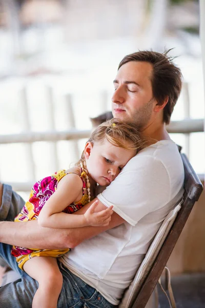 Pai e filha relaxando na rede — Fotografia de Stock