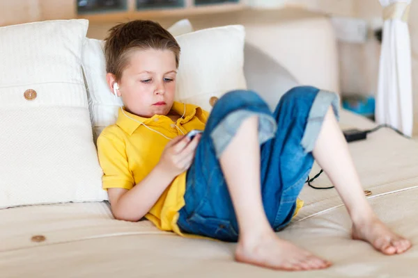 Boy playing video games on portable device — Stock Photo, Image