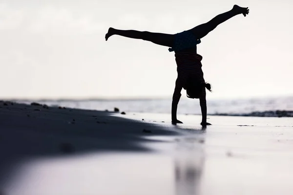 Niña en una playa —  Fotos de Stock