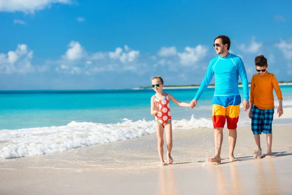 Père avec des enfants à la plage — Photo