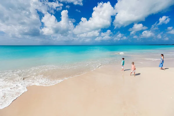 Mãe e crianças na praia tropical — Fotografia de Stock