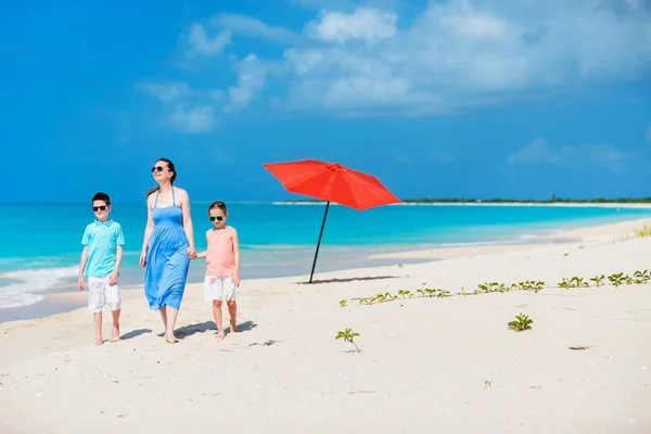 Mãe e crianças em uma praia tropical — Fotografia de Stock