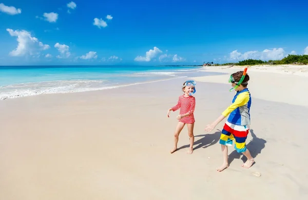 Crianças na praia — Fotografia de Stock