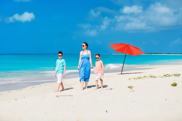 Matka a děti na tropické pláži — Stock fotografie