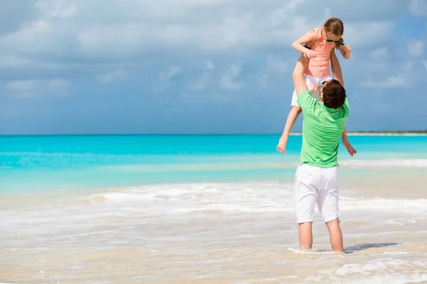 Baba ve kızı plajda — Stok fotoğraf