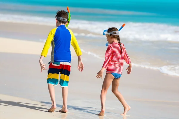 Jonge geitjes bij strand — Stockfoto