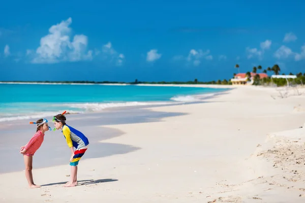 Crianças na praia — Fotografia de Stock