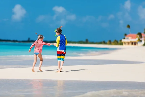 Barnen på stranden — Stockfoto