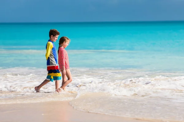 Дети веселятся на пляже — стоковое фото
