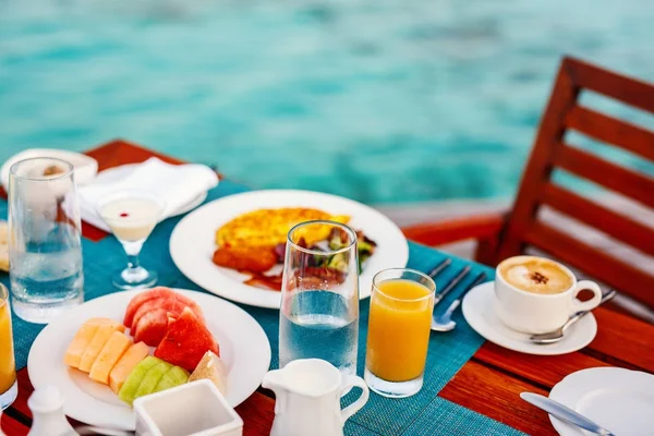 Desayuno en el borde del océano — Foto de Stock