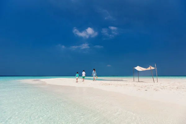 Matka i dzieci na tropikalnej plaży — Zdjęcie stockowe