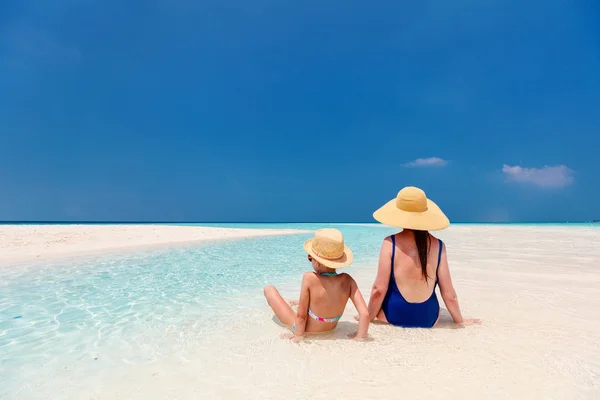 Madre e hija en la playa —  Fotos de Stock