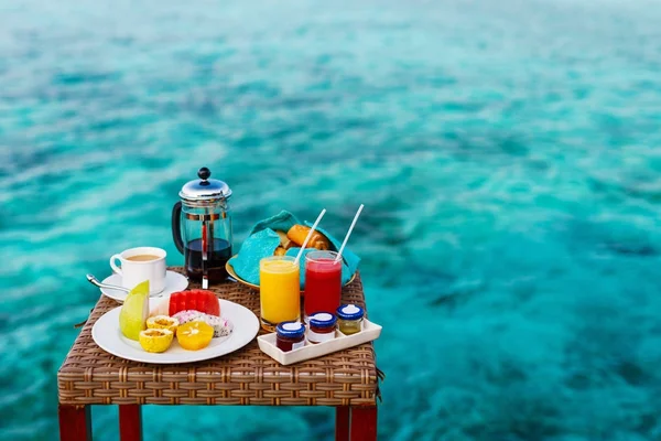 Desayuno en el borde del océano —  Fotos de Stock