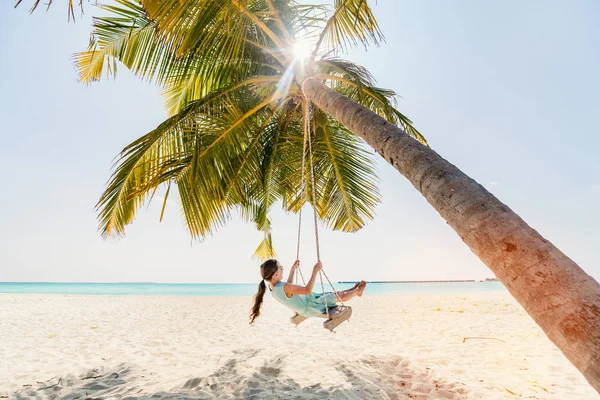 Entzückendes Mädchen schaukelt — Stockfoto