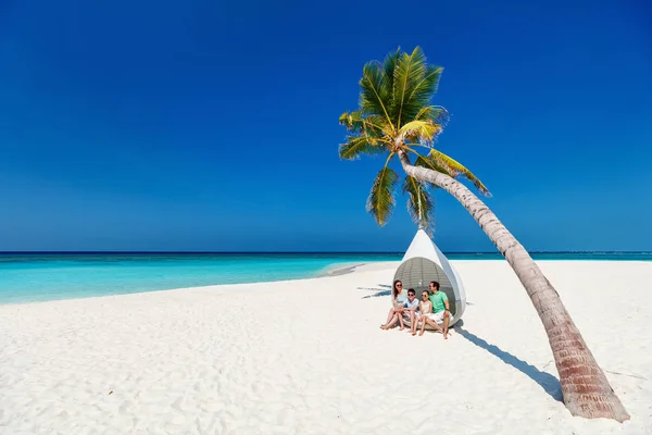 Família em umas férias de praia tropicais — Fotografia de Stock