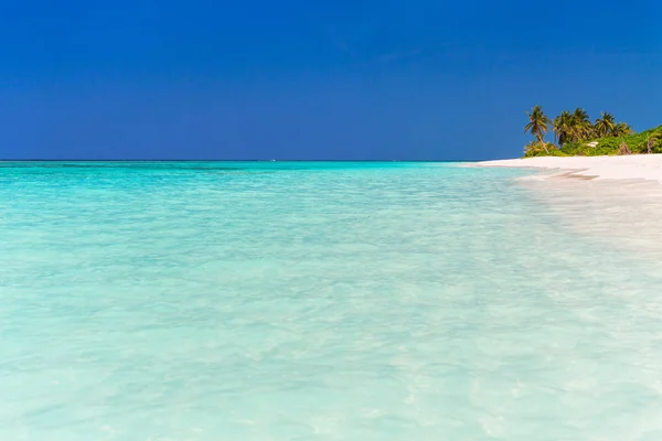 Krásná tropická pláž na Maledivy — Stock fotografie