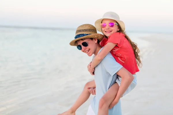 Niños divirtiéndose en la playa — Foto de Stock