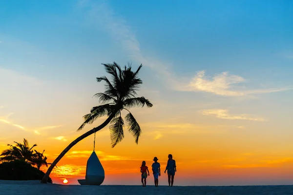 Famille au coucher du soleil — Photo