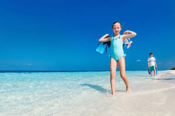 Barnen på stranden — Stockfoto