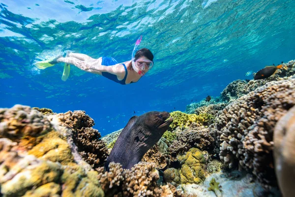 Vrouw snorkelen — Stockfoto