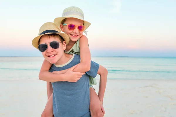 Barnen har roligt på stranden — Stockfoto