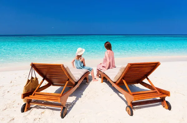 Mor och dotter på stranden — Stockfoto