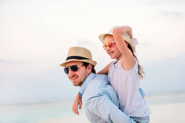 Far och dotter på stranden — Stockfoto