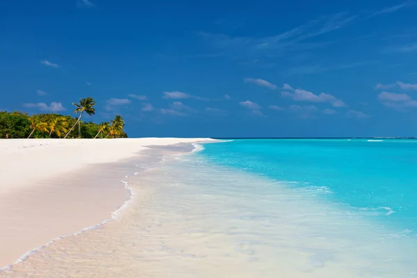 Hermosa playa tropical en Maldivas — Foto de Stock