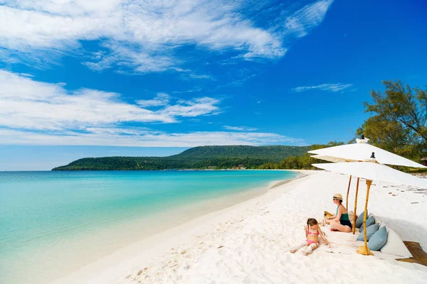 Mor och dotter på stranden — Stockfoto