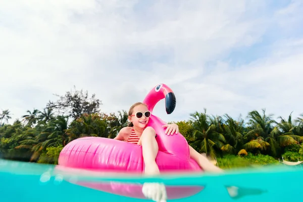 Menina nadando — Fotografia de Stock