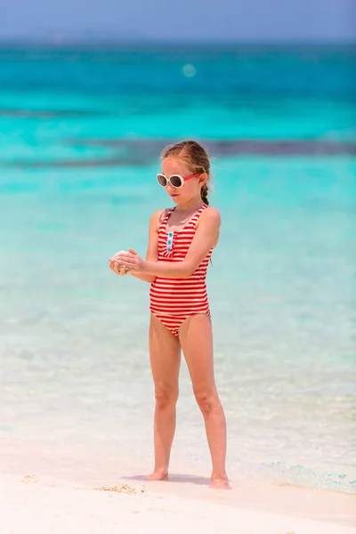 Entzückendes kleines Mädchen am Strand — Stockfoto