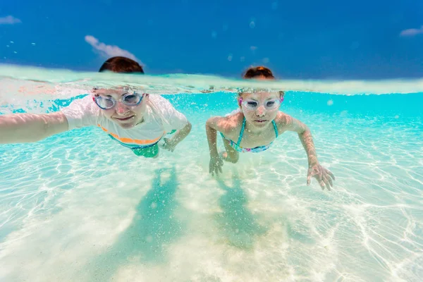 Bambini in vacanza — Foto Stock