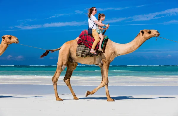 Mãe e filha na praia tropical — Fotografia de Stock