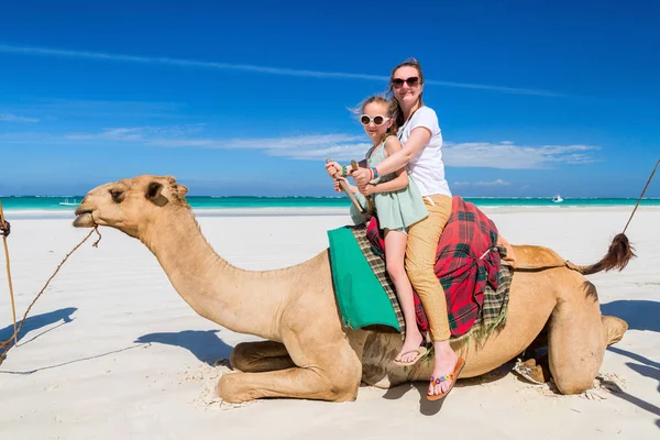 Mor och dotter på tropical beach — Stockfoto