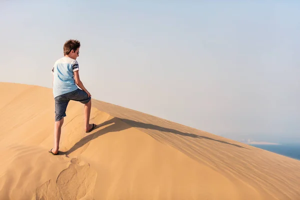 Dospívající chlapec baví na poušti — Stock fotografie