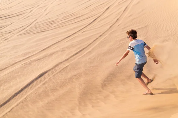 사막에서 재미 10 대 소년 — 스톡 사진
