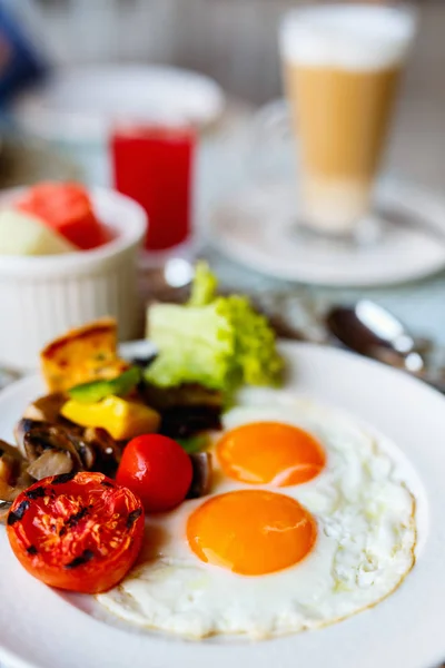 目玉焼きで朝食 — ストック写真