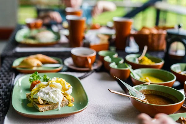 Стол для завтрака с разнообразной едой — стоковое фото