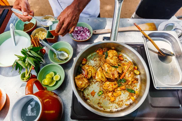 Chef-kok traditionele Sri Lankaanse curry maken — Stockfoto