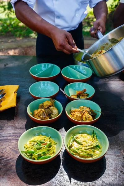 Chef fazendo tradicional caril do Sri Lanka — Fotografia de Stock