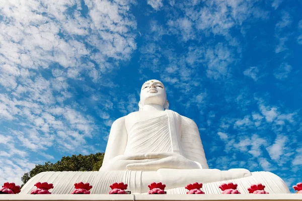 Vit buddha staty — Stockfoto