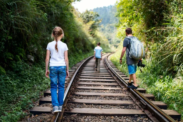 Familie wandelen langs treinrails — Stockfoto