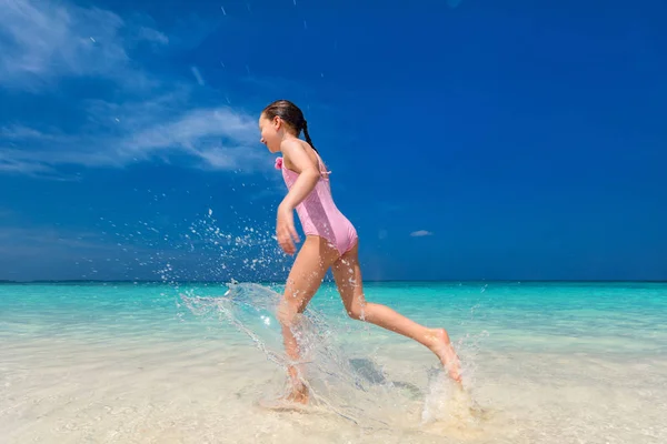 Schattig klein meisje op vakantie — Stockfoto