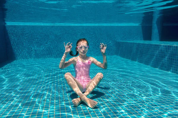 Niña en la piscina —  Fotos de Stock