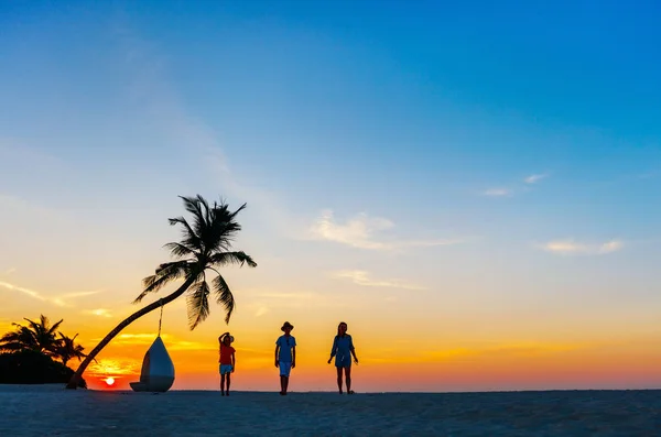 Família ao pôr-do-sol — Fotografia de Stock