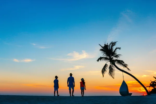 Familie bij zonsondergang — Stockfoto